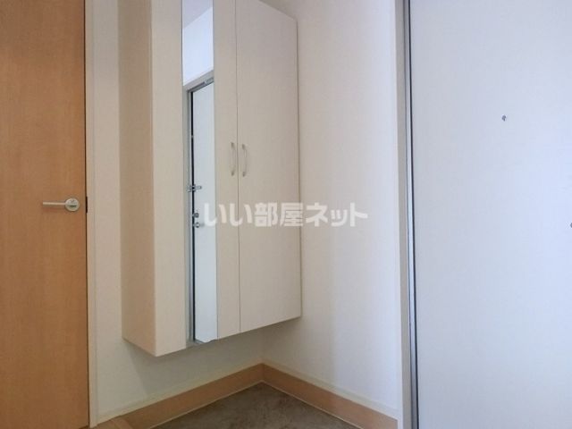 ＪＲ宇都宮線 宇都宮駅 バス乗車時間：17分 最寄りバス停で下車 徒歩3分 3階建 築10年の玄関写真