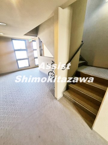 東急田園都市線 三軒茶屋駅 徒歩4分 4階建 築28年の外観写真