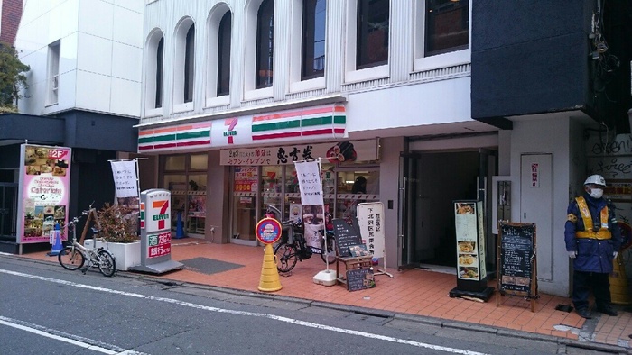 コンビニ　セブンイレブン世田谷下北沢駅前店（コンビニ）まで137m