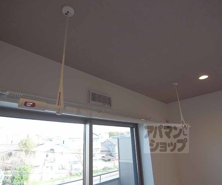 その他設備　室内物干し竿。