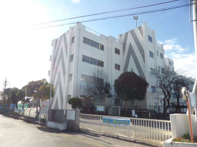 小学校　吉川市立北谷小学校（小学校）まで983m