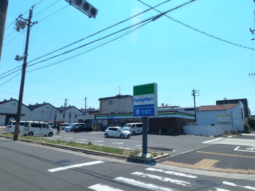 コンビニ　ファミリーマート 中川舟戸店（コンビニ）まで519m