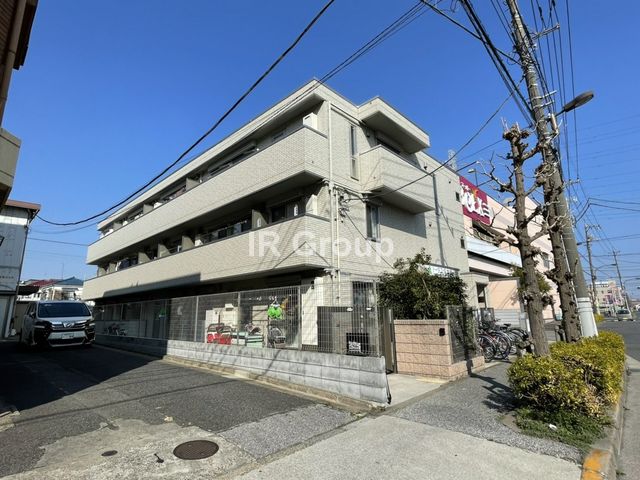 建物外観　建物となりにスーパーがあり、急なお買物にも便利です。