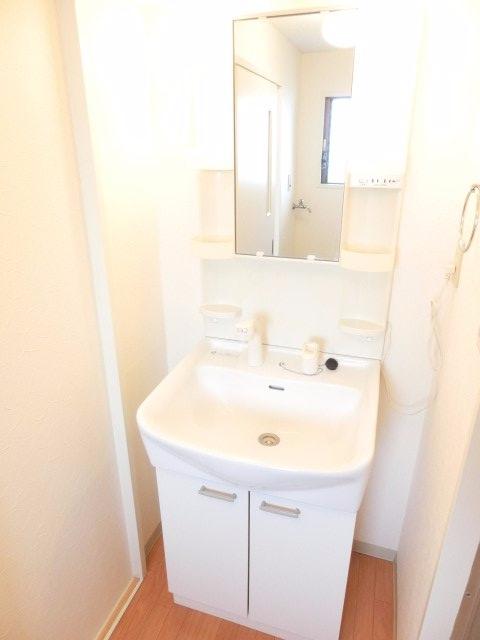 洗面設備　※同タイプの別の部屋の写真です。