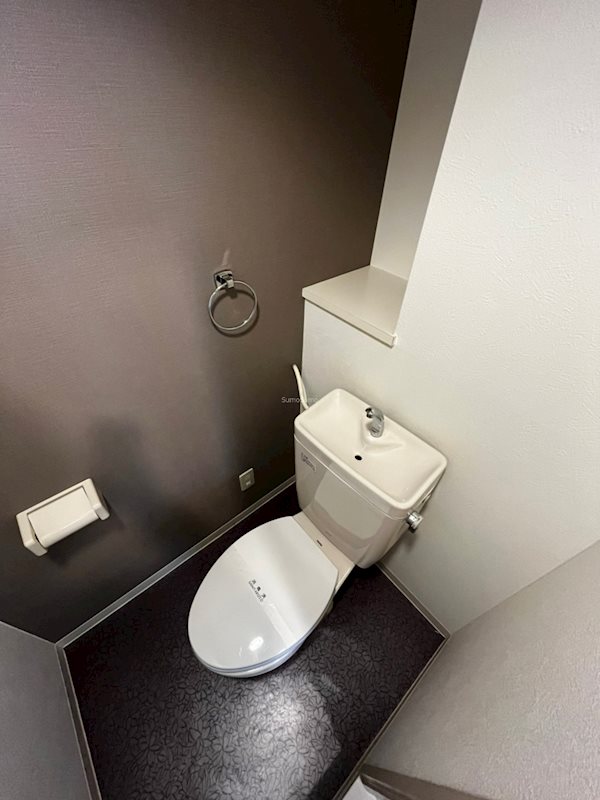 トイレ　落ち着いた色調のトイレです