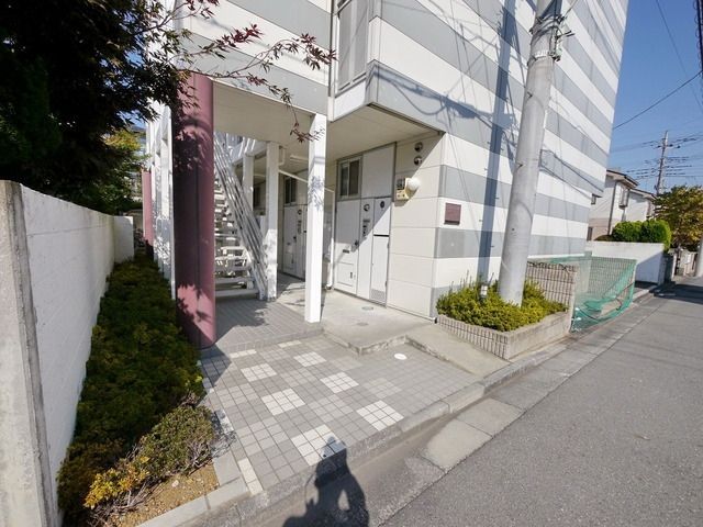 レオパレストーレイの外観写真