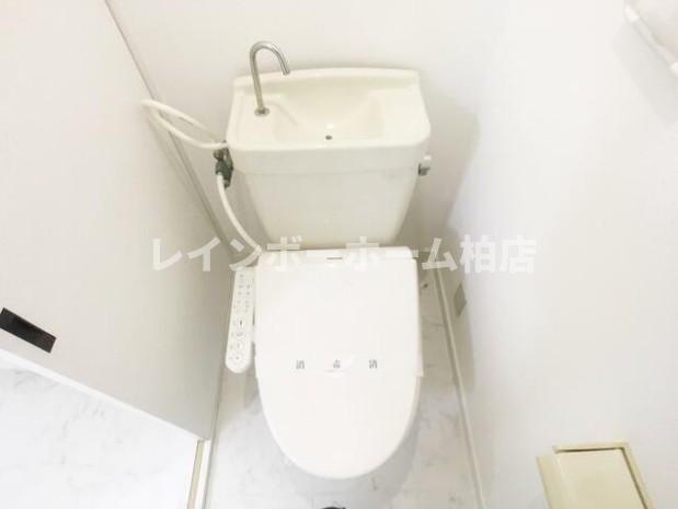 トイレ　温水洗浄便座です