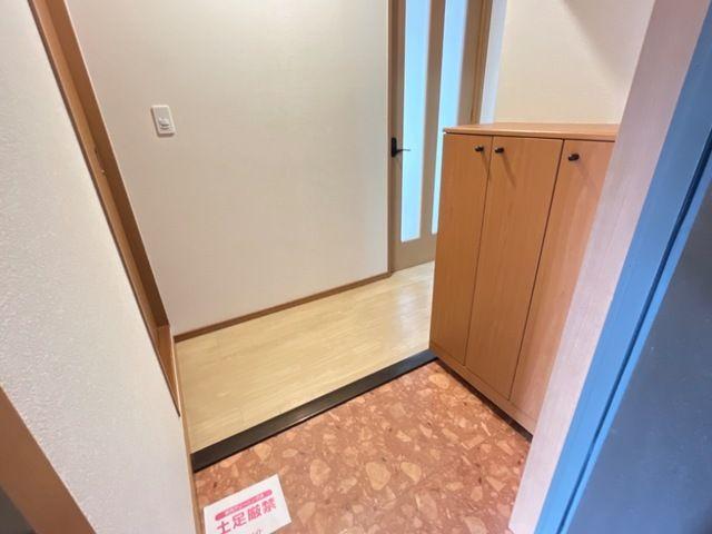ＪＲ中央本線 土岐市駅 バス乗車時間：20分 最寄りバス停で下車 徒歩7分 3階建 築26年の玄関写真