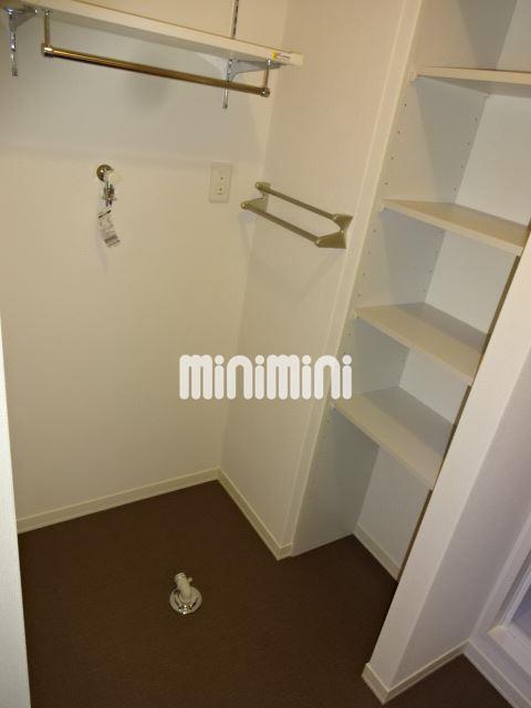 その他部屋・スペース　室内洗濯置き場に棚が付いて便利ですね。