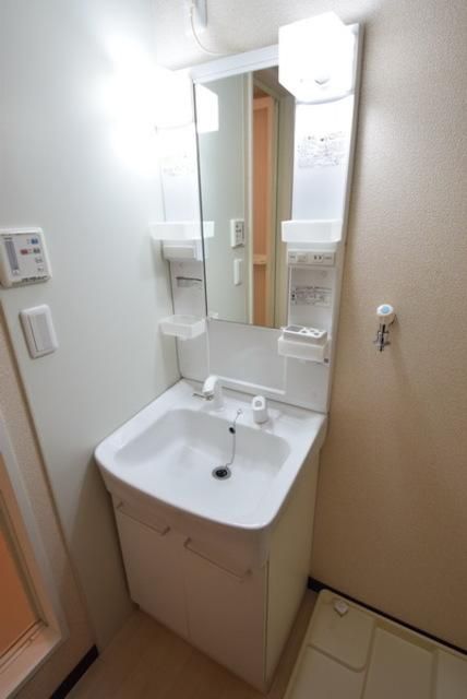 洗面設備　忙しい朝もお掃除にも便利なシャンプードレッサー