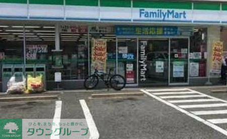 コンビニ　ファミリーマート粕畠三丁目店（コンビニ）まで240m
