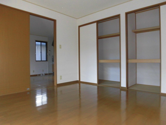 メゾンパーク新田東Bの居間写真