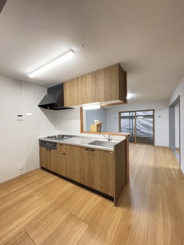 キッチン　※同型反転タイプのお写真です。