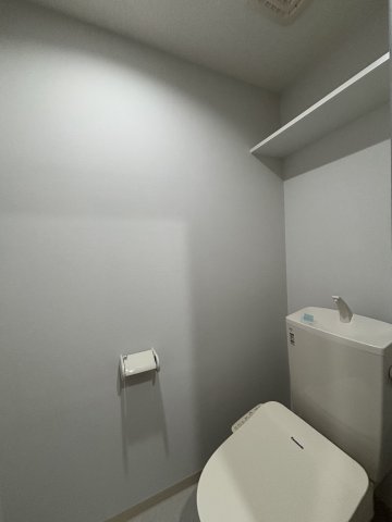 トイレ　※同型反転タイプのお写真です。