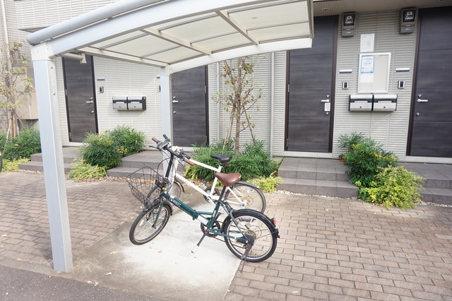 その他共有部分　雨の日でも安心して止められる屋根付の駐輪場です☆