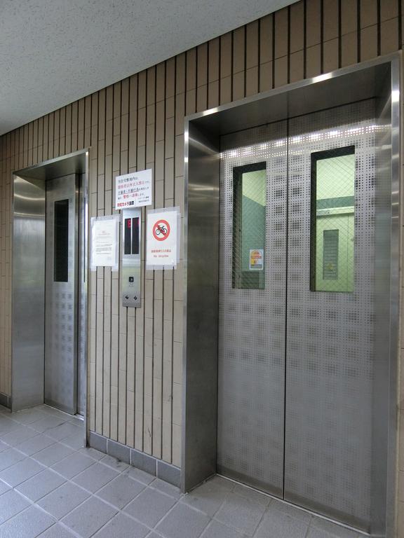 エントランス　エレベーター2基付き