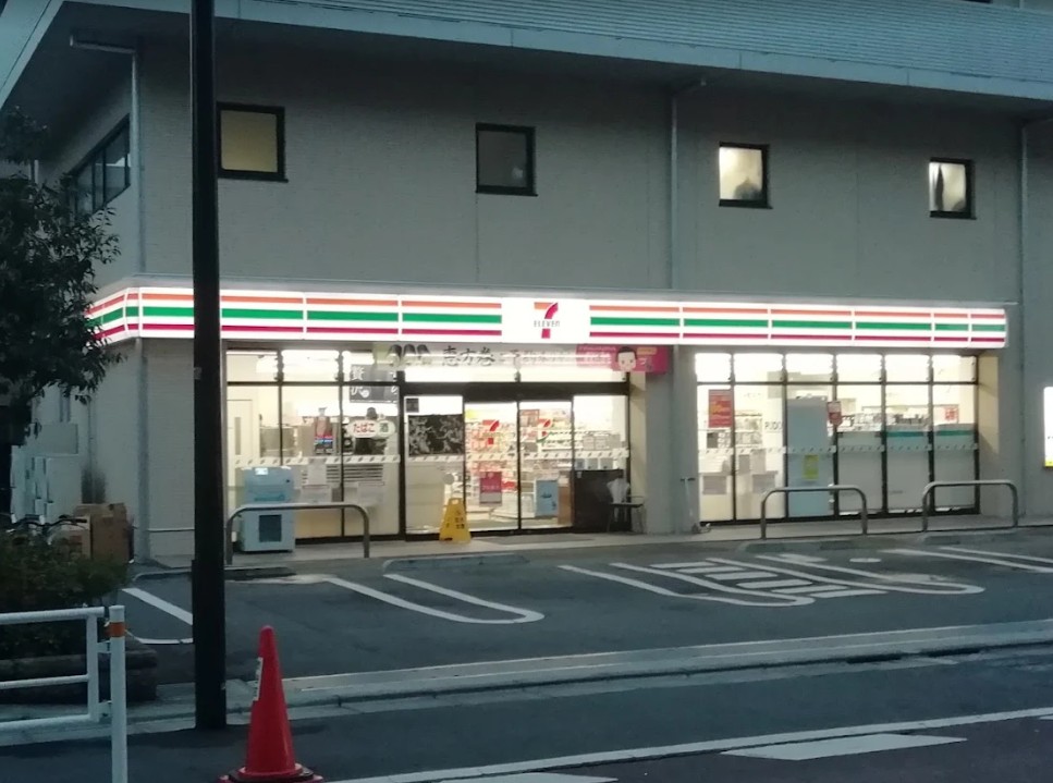 コンビニ　セブンイレブン初台店（コンビニ）まで266m