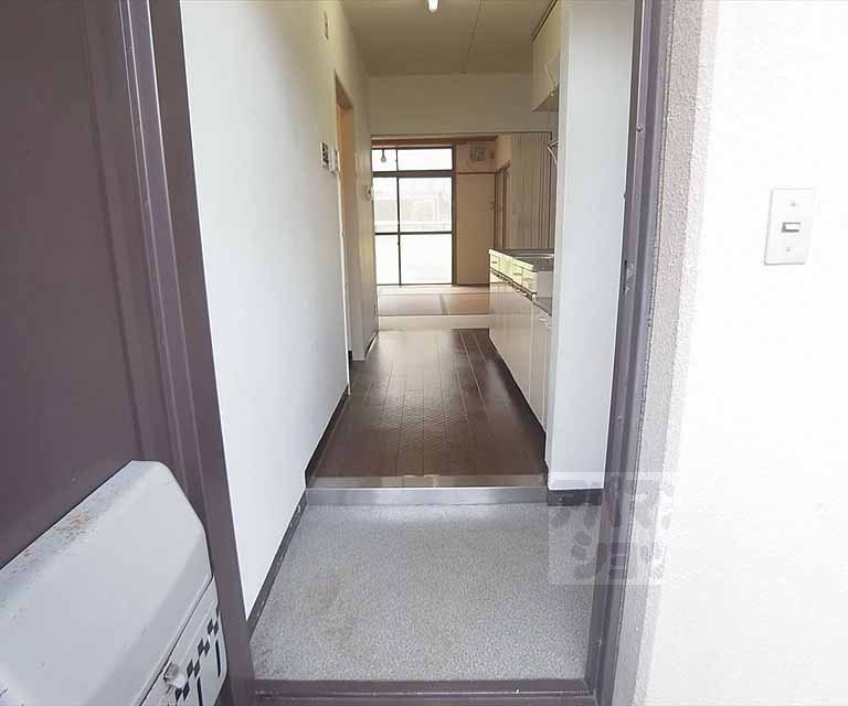 玄関　靴箱設置可能な広さの玄関です