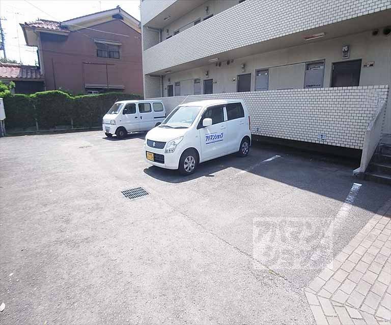 駐車場　駐車場が目の前なので車をお持ちの方にオススメです
