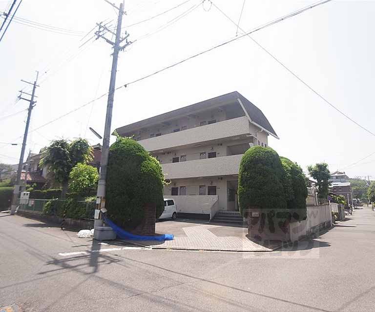 建物外観　赤レンガのレトロなエントランスです