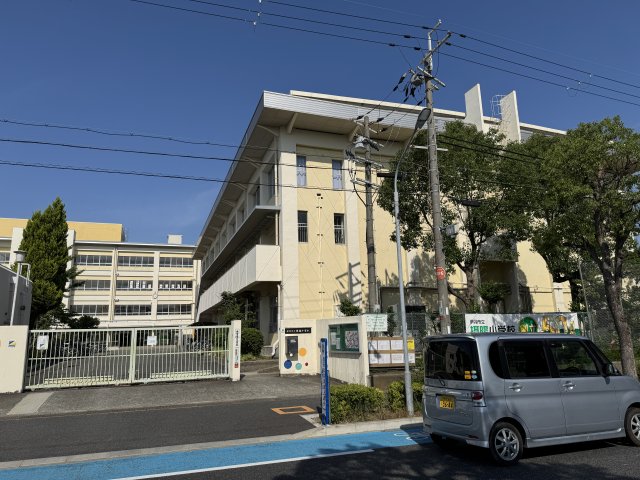 小学校　伊丹市立摂陽小学校（小学校）まで437m