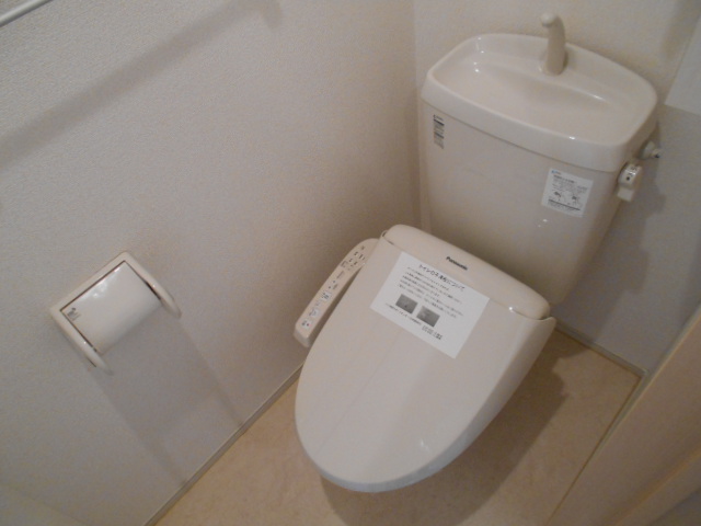 トイレ　温水洗浄便座完備・小物収納庫完備