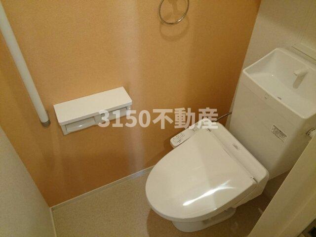 トイレ　落ち着いた色調のトイレです