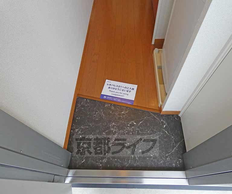 レオパレスフージー桃山の玄関写真