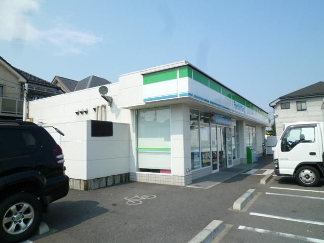コンビニ　ファミリーマート（コンビニ）まで330m