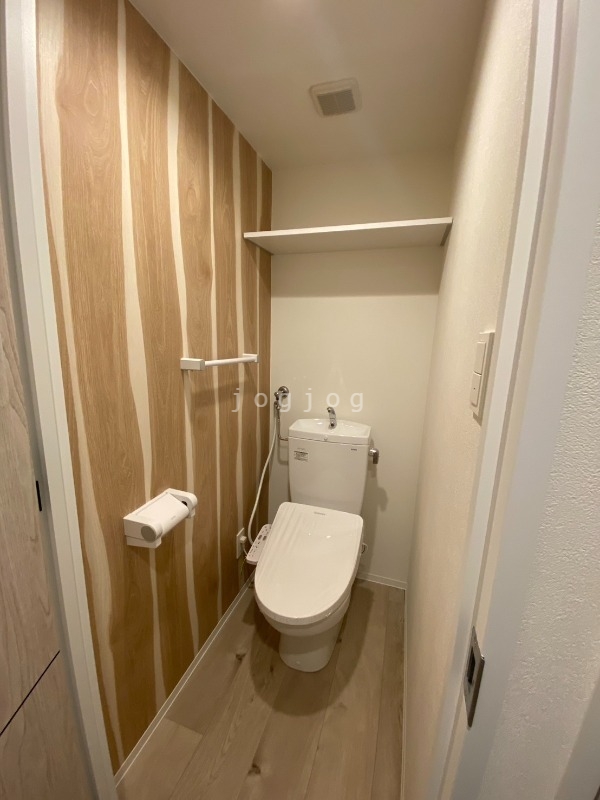 トイレ　嬉しい温水洗浄便座付きのトイレです。