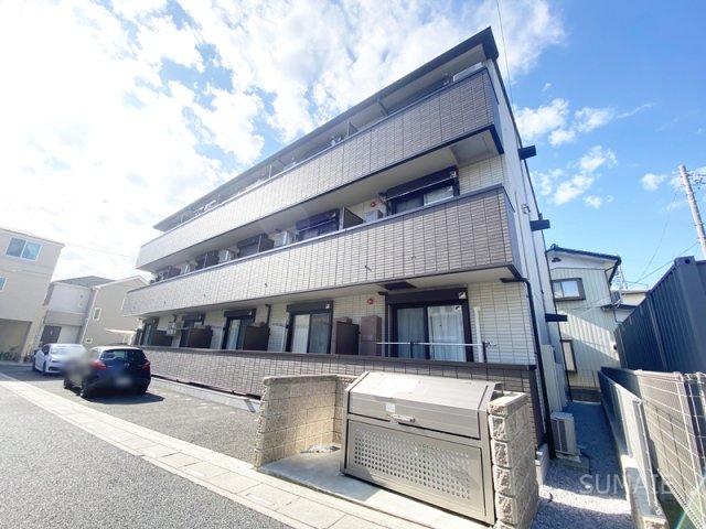 建物外観　3階建てのアパート