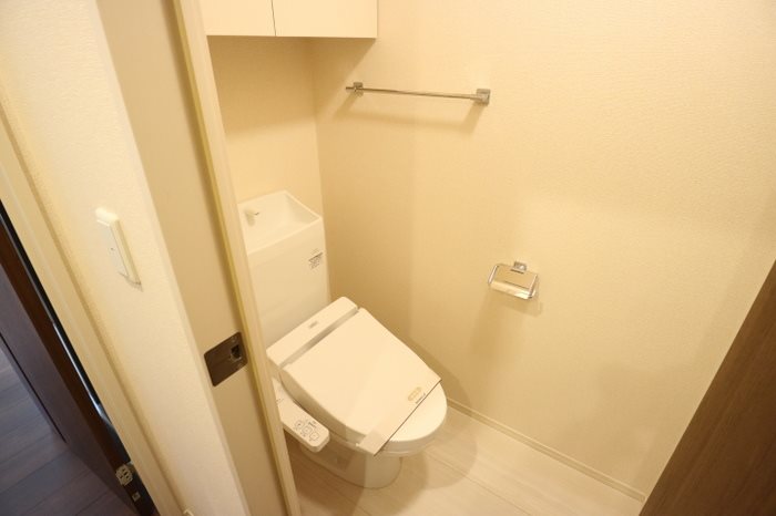 山陽電鉄本線 西新町駅 徒歩10分 3階建 築9年のトイレ写真