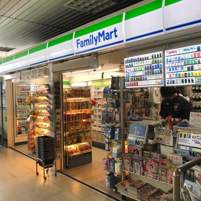 コンビニ　ファミリーマート八広駅店（コンビニ）まで560m
