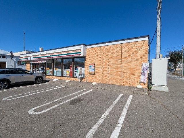 コンビニ　セブンイレブン本別町北店（コンビニ）まで302m