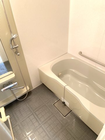 バス・シャワールーム　ゆったり入れる浴室です