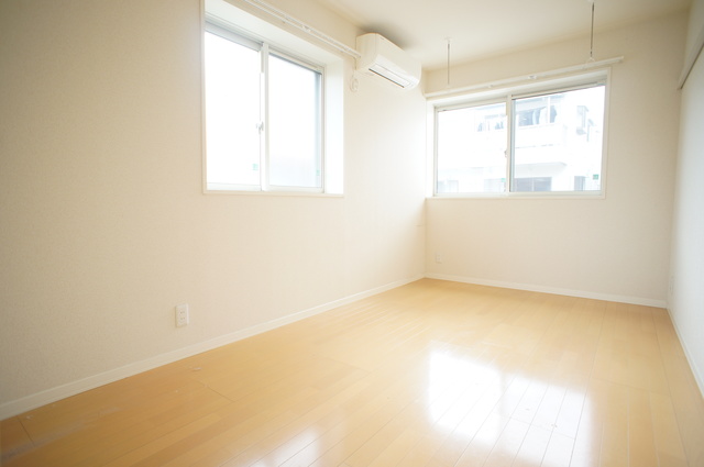 その他部屋・スペース　２面採光なので、明るく風通しのよい過ごしやすいお部屋です♪