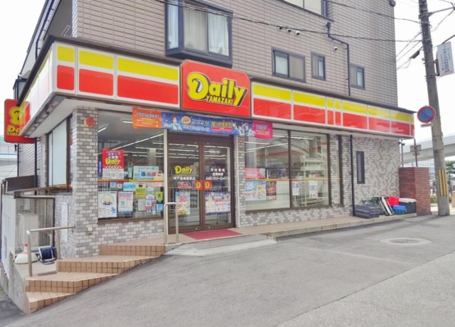 コンビニ　デイリーヤマザキ神戸魚崎駅前店（コンビニ）まで526m