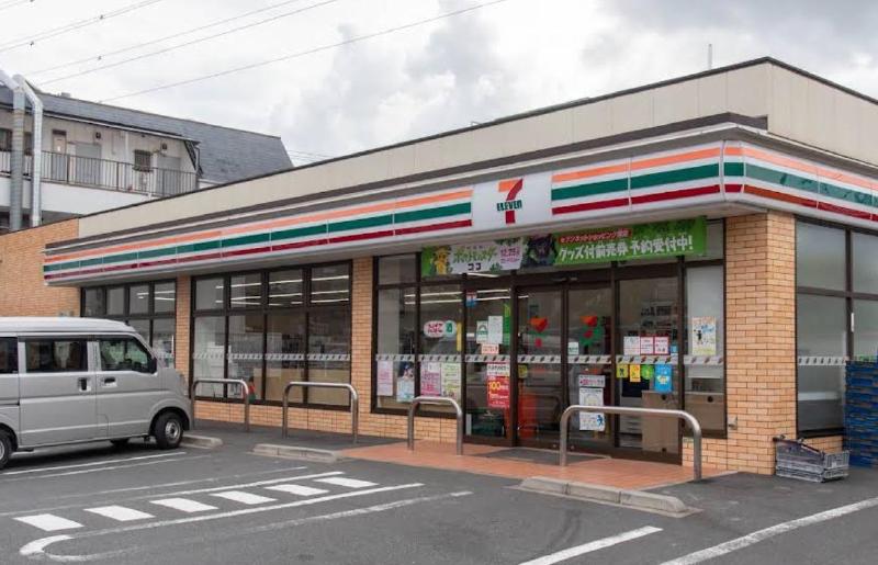 コンビニ　セブン-イレブン 足立花保南店（コンビニ）まで150m
