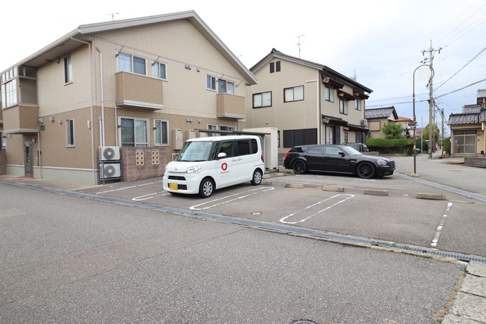 駐車場　ダブルラインのため、ゆったり駐車可能です。