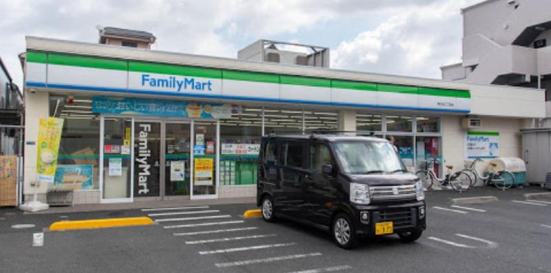 コンビニ　ファミリーマート（コンビニ）まで220m