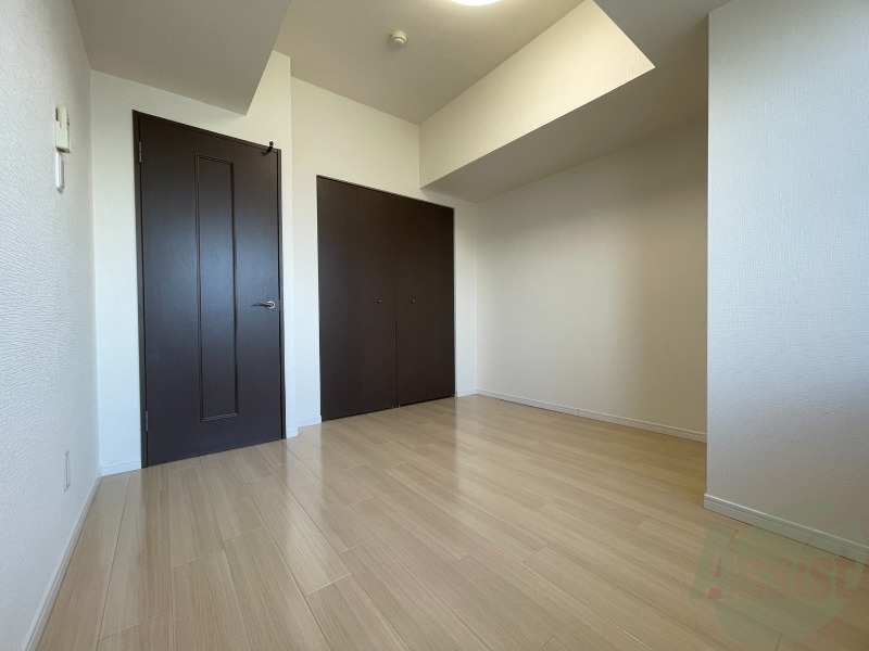 その他部屋・スペース　寝室はこちらです。光が差し込む、温かみのあるお部屋です。