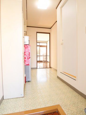 玄関　101号室の写真を使用しています。