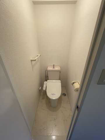 ＪＲ大阪環状線 西九条駅 徒歩5分 7階建 築30年のトイレ写真
