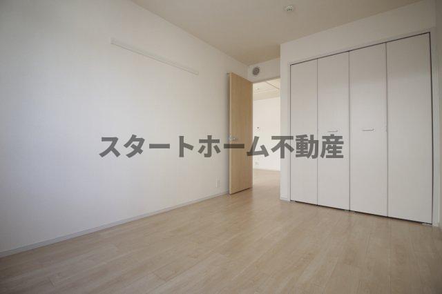 その他部屋・スペース　落ち着いた色調の寝室です