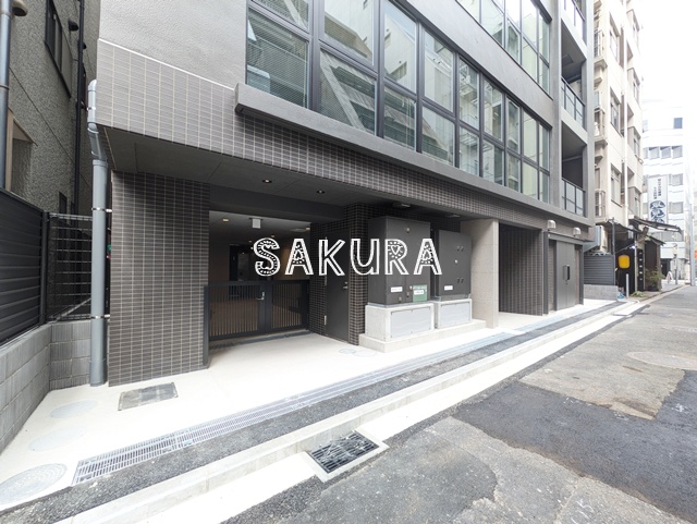 エントランス　重厚感のある建物デザイン♪