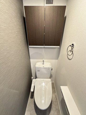 トイレ　温水洗浄便座付き＆便利な収納付きです♪