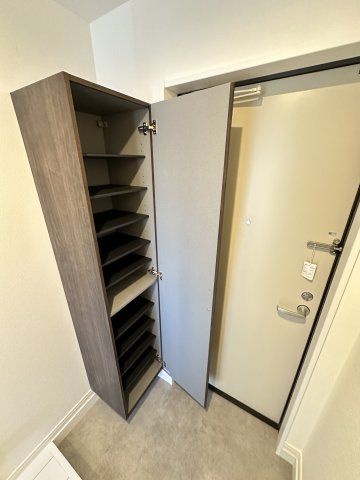 玄関　シューズボックスは高さ可動式の大容量サイズとなっており女性…