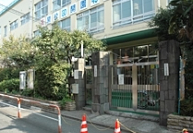 小学校　新宿区立大久保小学校（小学校）まで290m
