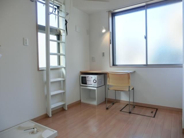 収納　机ついてます
