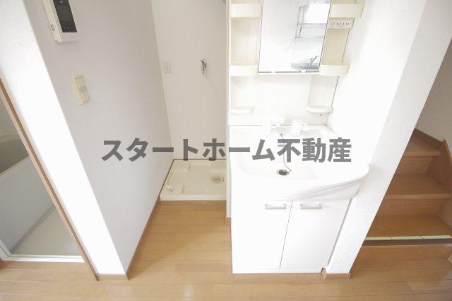 洗面設備　ゆったりとスペースのある洗面所
